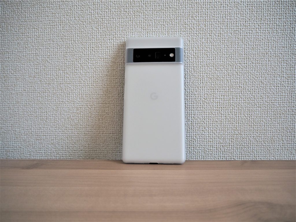 壁に立てかけたPixel 6 Proの画像