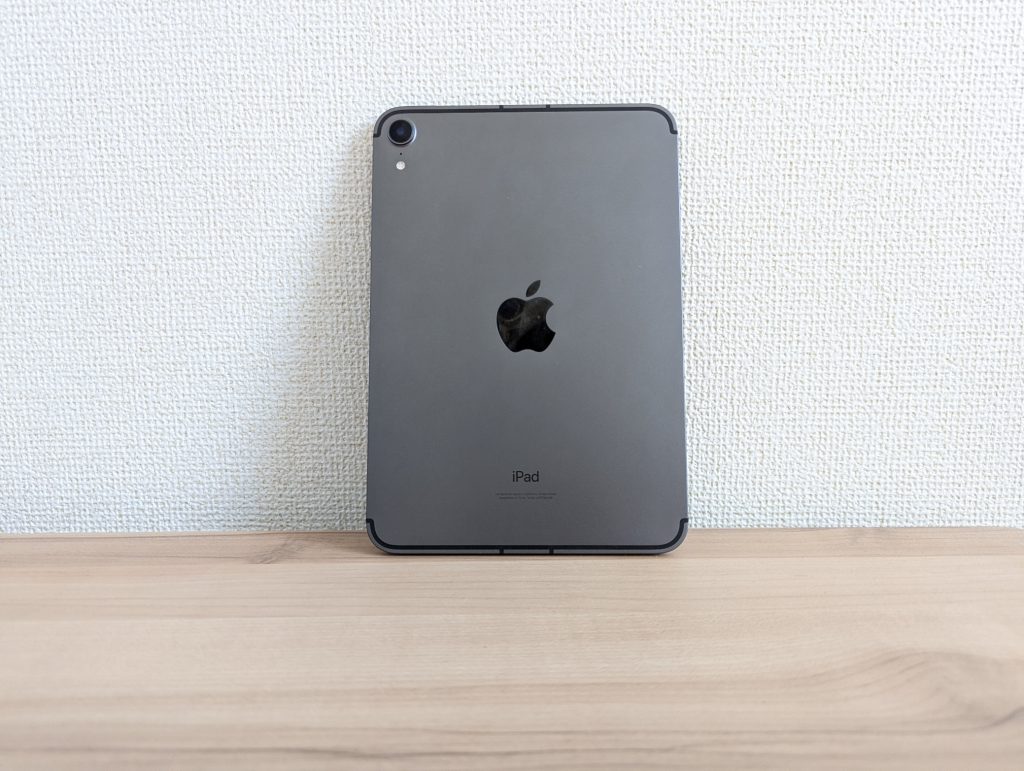壁に立てかけたiPad mini6
