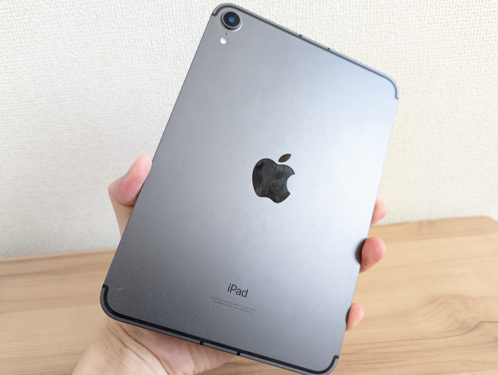 手で持ったiPad mini6
