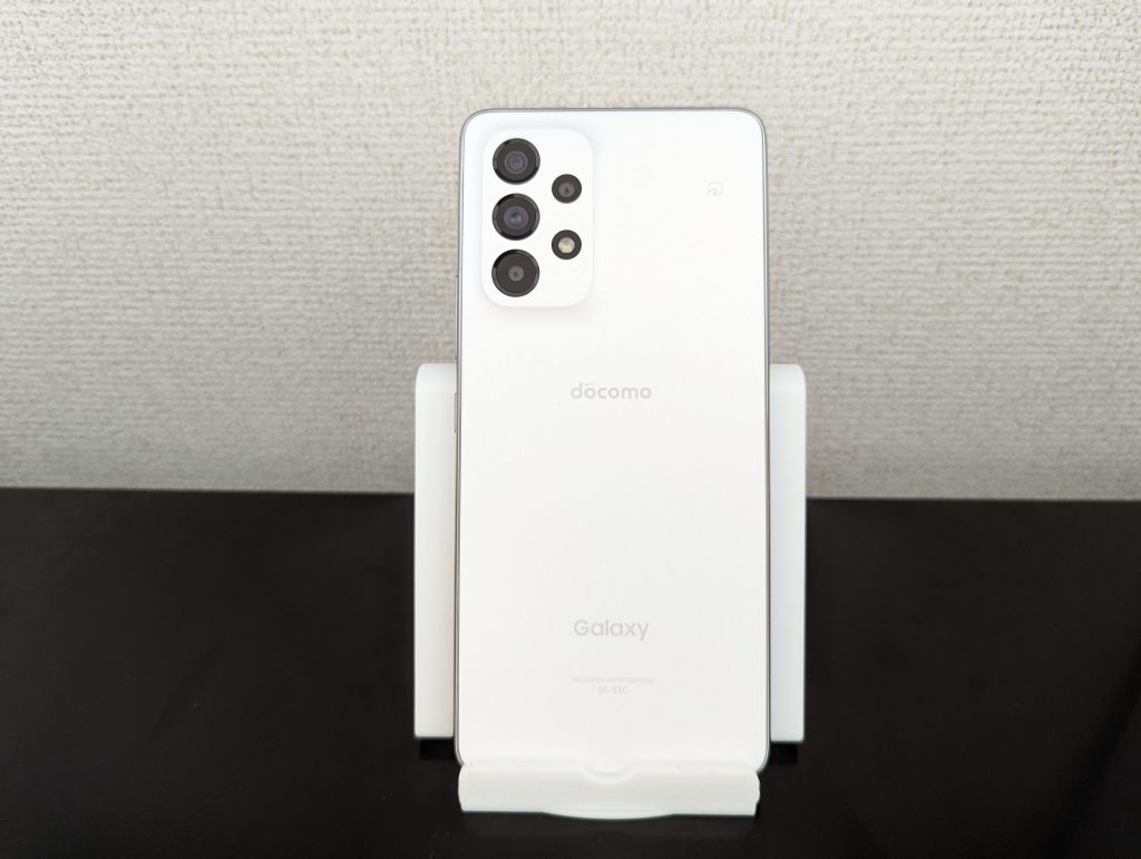スタンドに立てたGalaxy A53