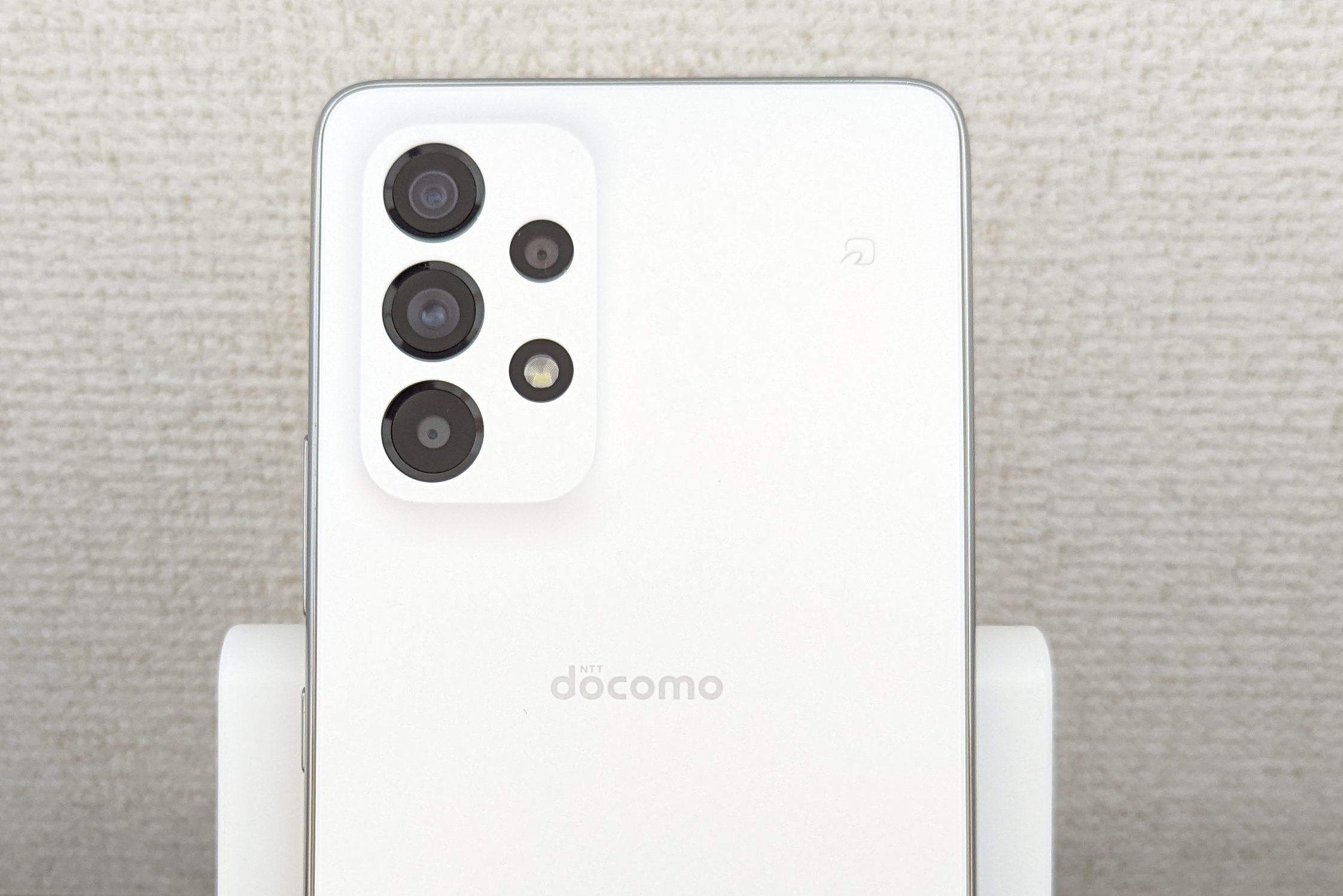 スタンドに立てたGalaxy A53