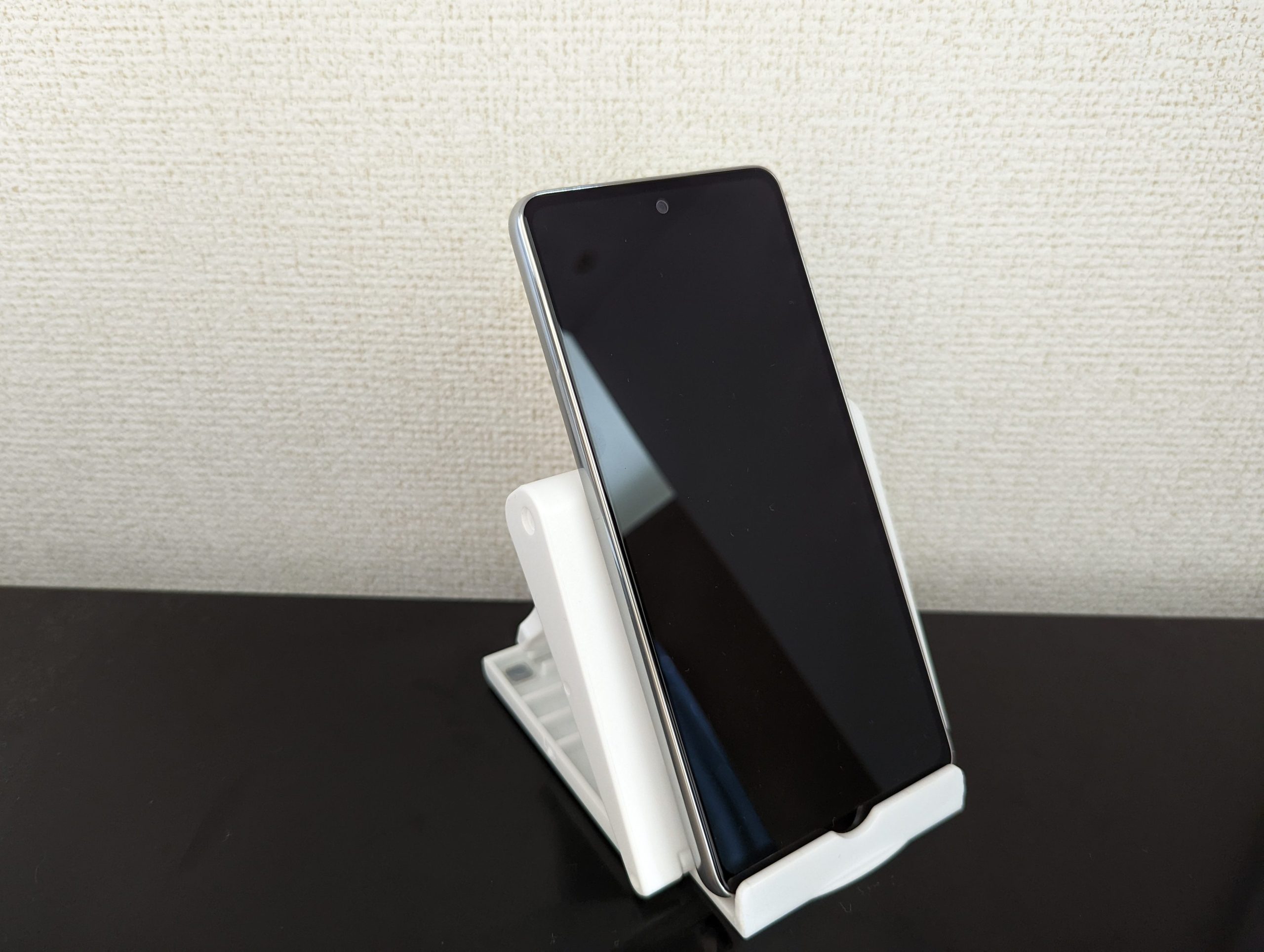 Galaxy A53を斜めから見た写真