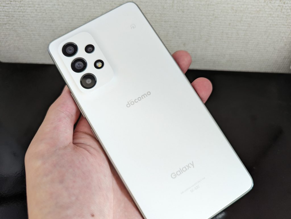 手に持ったGalaxy A53
