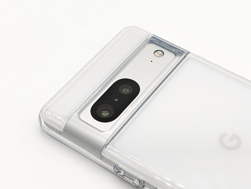 Spigen Pixel 7ケース ウルトラハイブリッドを装着したPixel 7のカメラバー