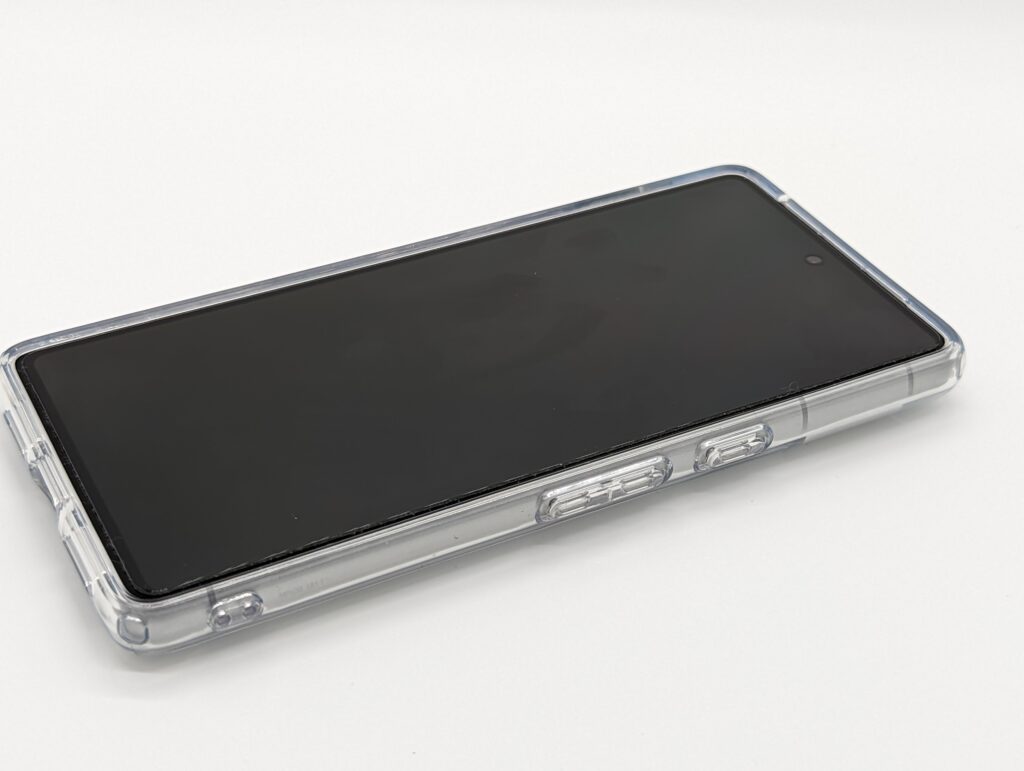 Spigen Pixel 7ケース ウルトラハイブリッドを装着したPixel 7のディスプレイ側