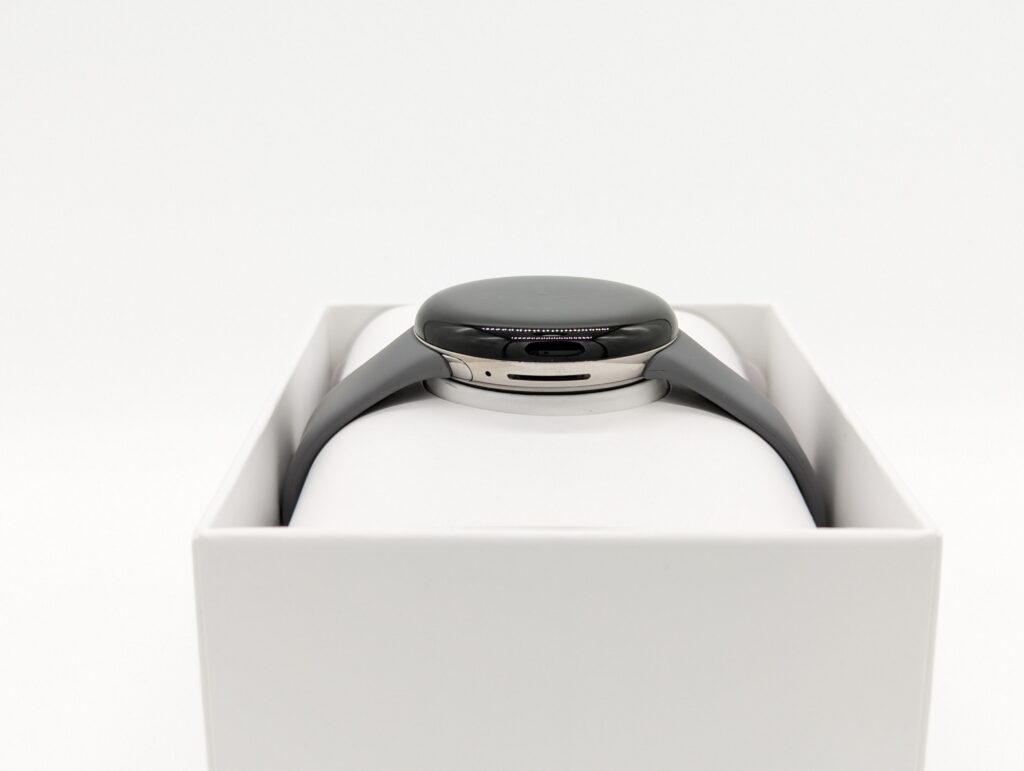 Pixel Watchの側面