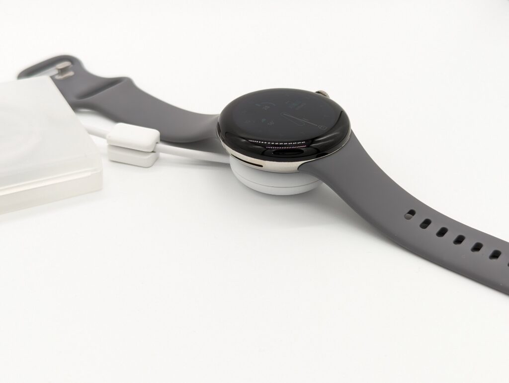 専用充電器に載せたPixel Watch